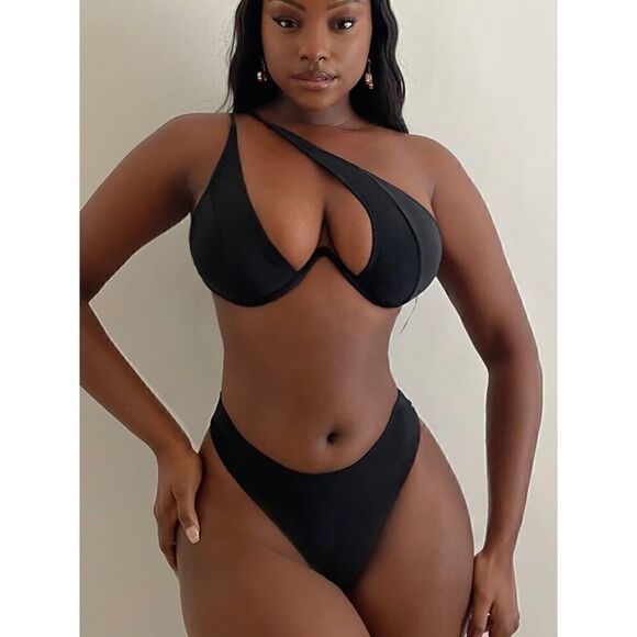 Bikini - Picture 1 of 9